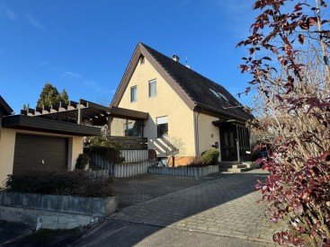 Hauptbild Freistehendes Einfamilienhaus mit Einliegerwohnung und einem weitläufigen Garten!